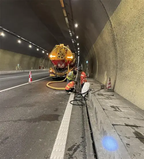 勉县隧道排水渠清淤